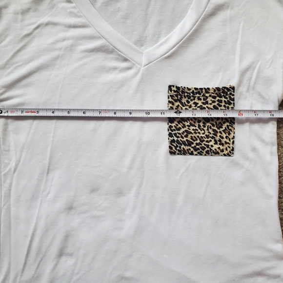 Cutw White V-Neck Leopard Print Pocket Tee T-Shirt - Picture 5 of 5